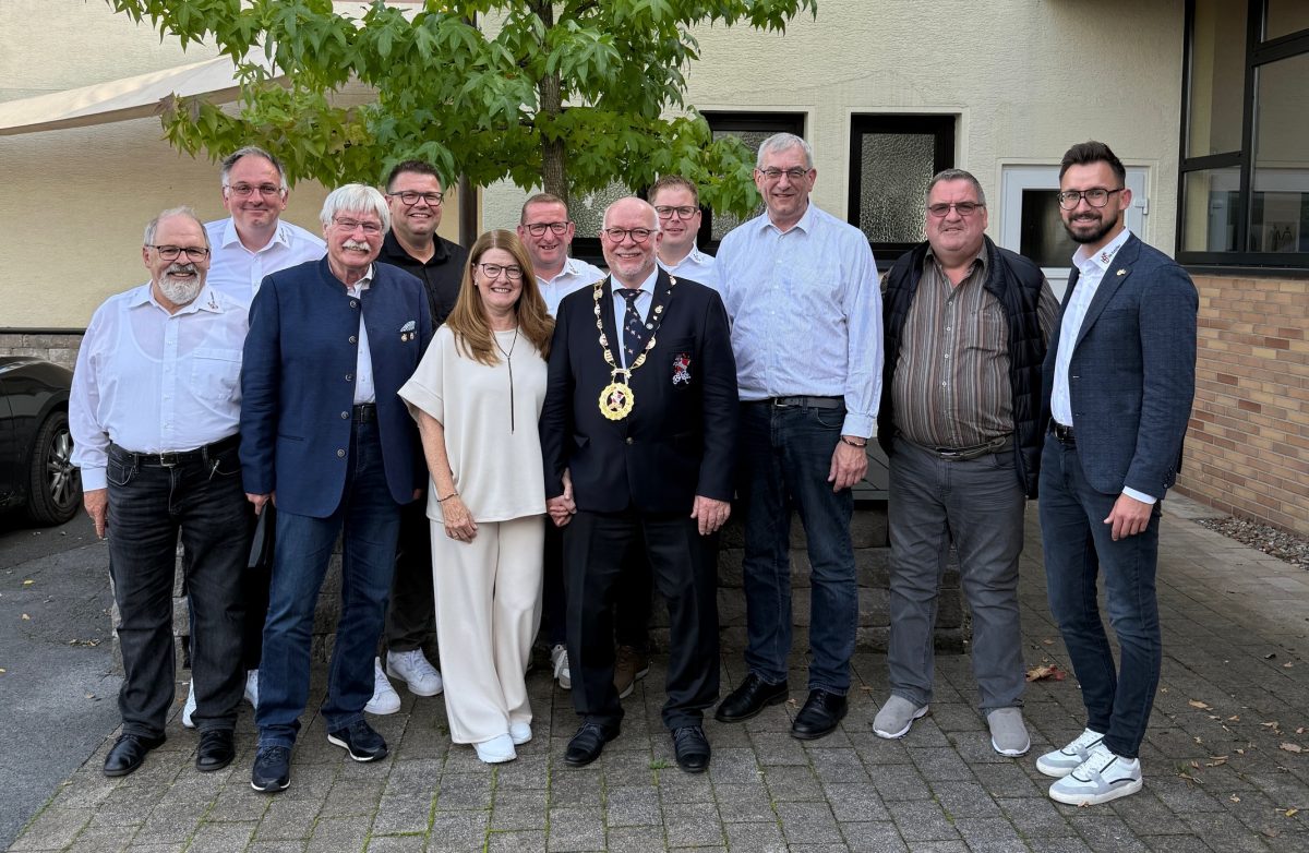 Der neue BWK-Präsident Frank Selter mit seiner Ehefrau Simone und der Abordnung aus Attendorn sowie seinem Vorgänger Rolf Schröder (3. v. r.).